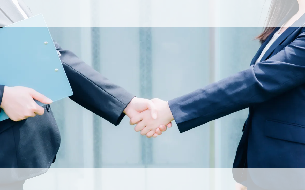 握手しているサラリーマン